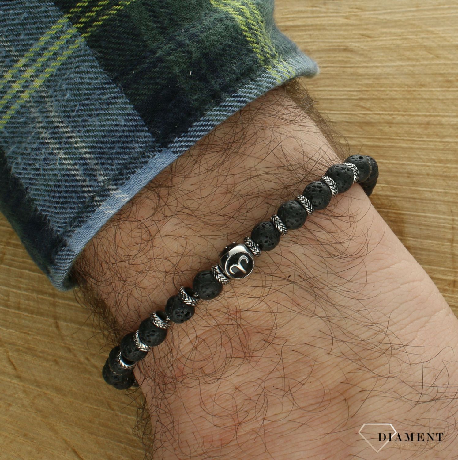 Bransoletka męska Lawa wulkaniczna i znak zodiaku Baran NOMINATION 027928 001 z kolekcji Instinctstyle to oryginalny, męski dodatek, który będzie pasował do każdej stylizacji, zarówno eleganckiej jak i sportowej. Kamienie z lawy wulkanicznej.jpg